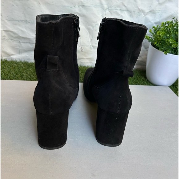 Paul Green Nepal Bootie
SQUARE FLARED BLOCK HEEL SUEDE BLACK  UK 5 US 7.5 
$455 - Picture 11 of 16